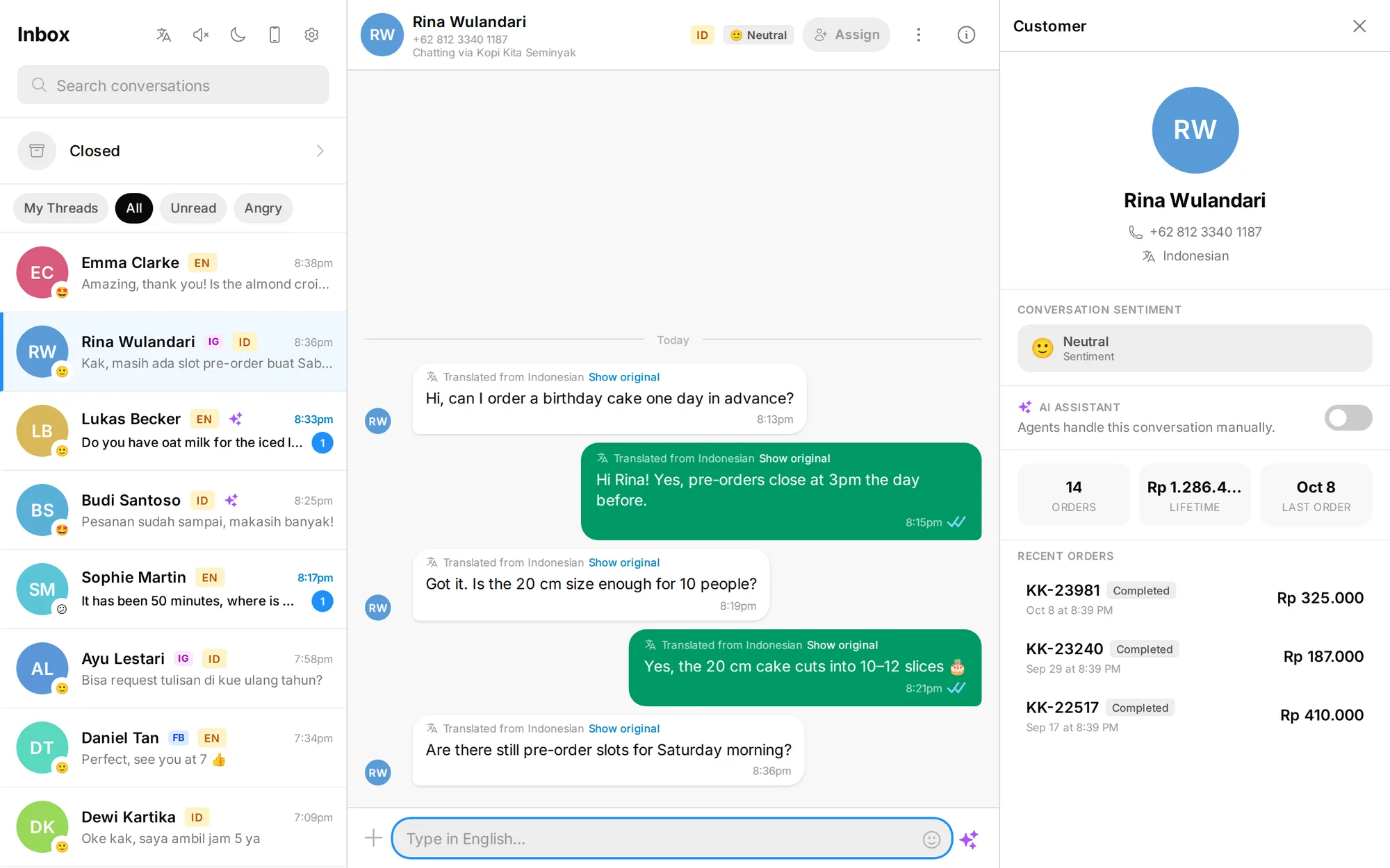Inbox dengan percakapan Instagram, Messenger, dan WhatsApp, plus panel pelanggan dengan riwayat pesanan