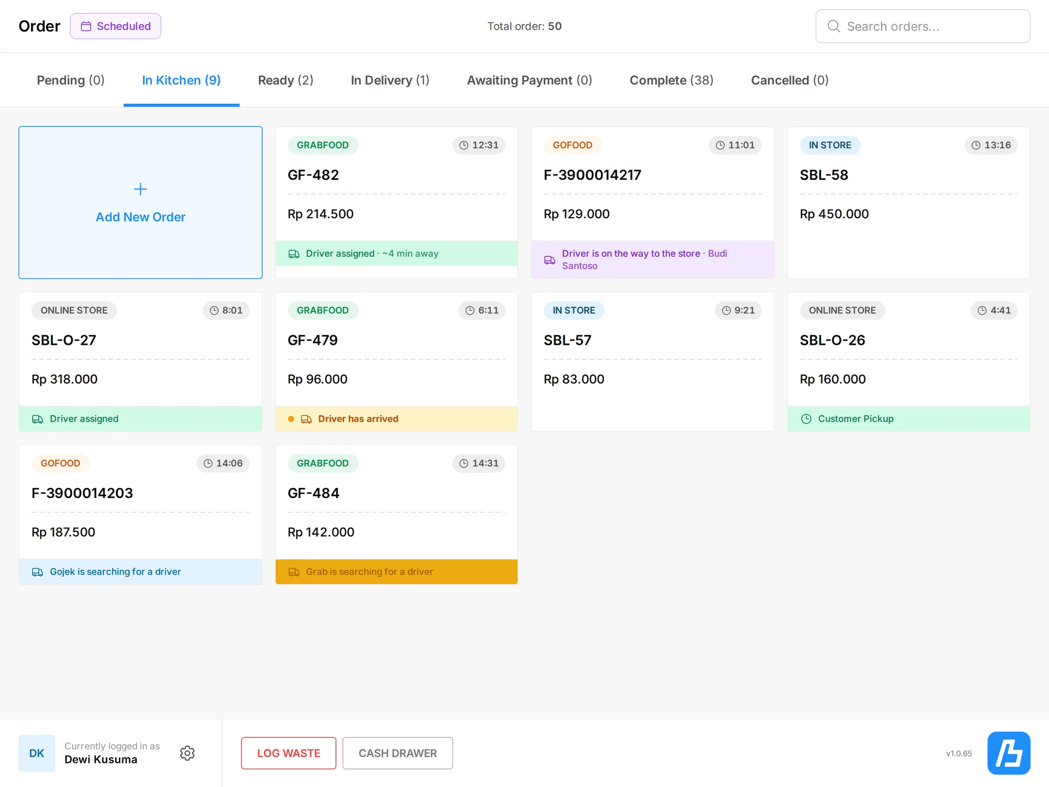 Antrean pesanan dengan label GrabFood, GoFood, dan Online beserta timer dan status driver